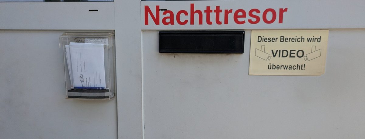 Nachttresor mit Umschl&auml;gen und Stift an der Werkstatt von T&S Autoservice